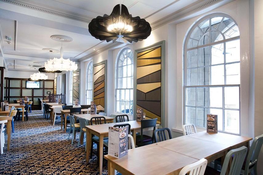 The Guildhall And Linen Exchange Wetherspoon Дънфърмлин Екстериор снимка